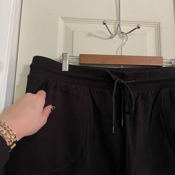 Torrid Womens NWT Black Mid Rise Everyday Fleece Patch Pocket Active Shorts 3X - Picture 6 of 10